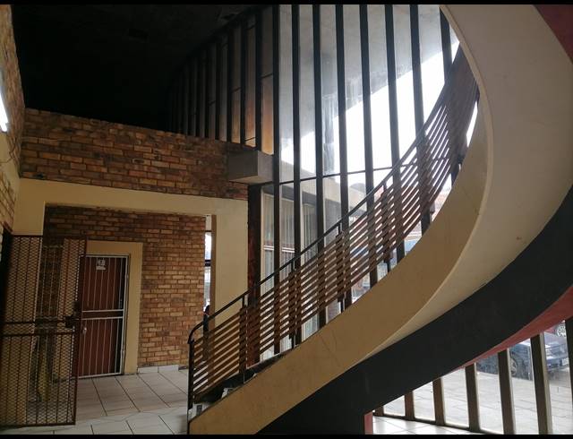 250M² BUILDING FOR SALE IN SPRINGS CENTRAL